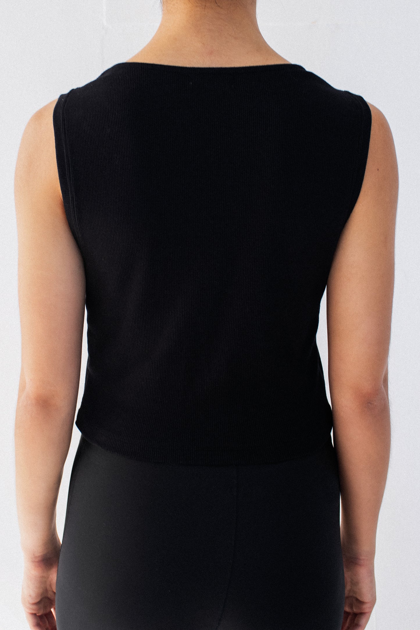 BLACK TANK TOP BUTTONS