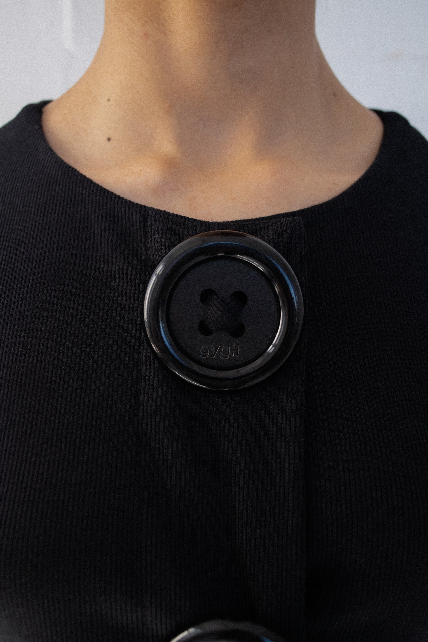 BLACK TANK TOP BUTTONS